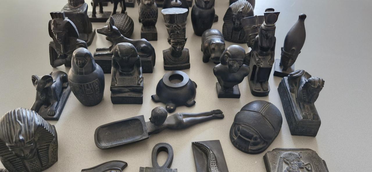 Partij van 48 Egyptische beeldjes uit kunsthars