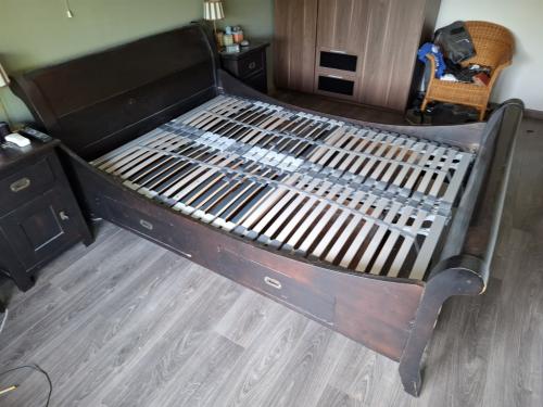 Tweepersoonsbed 140x200 met opberglades en verstelbare lattenbodems