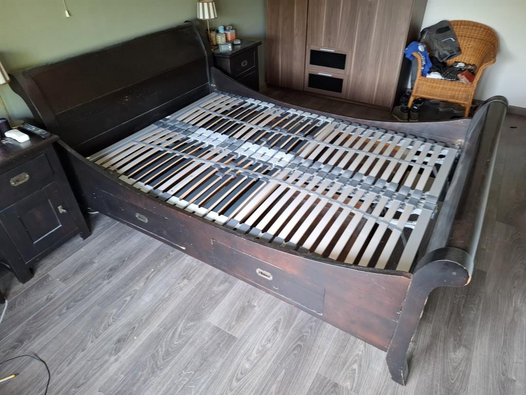 Tweepersoonsbed 140x200 met opberglades en verstelbare lattenbodems