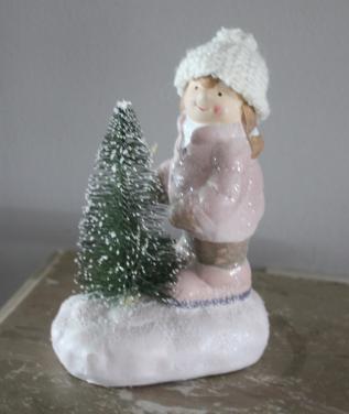 Beeldje met meisje en kerstboom met licht