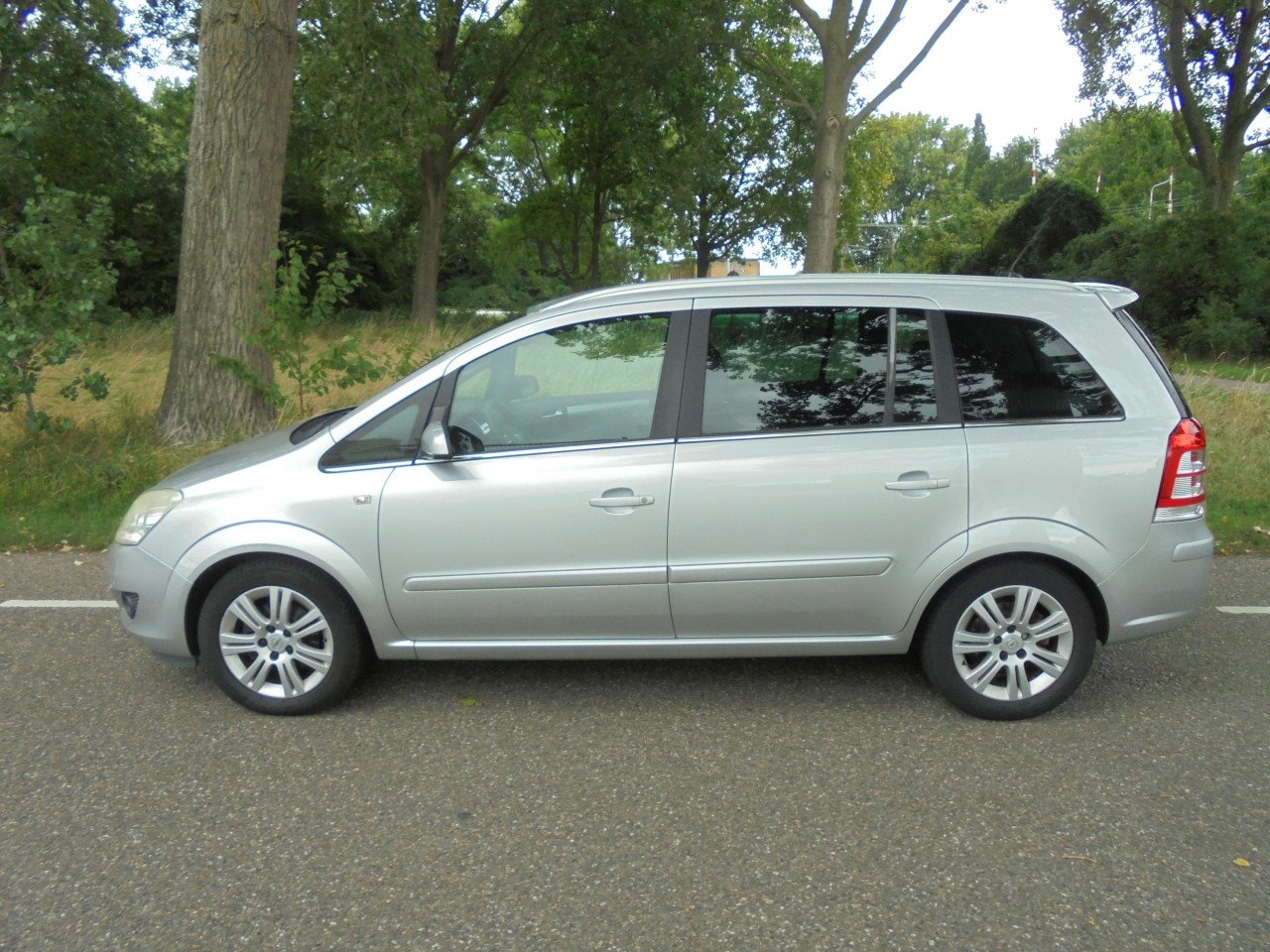 Zafira 7 persoons nette onderhouden auto eerste eigenaar N.A.P apk vol jaar
