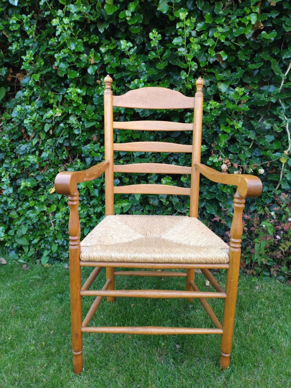 2 ouderwetse stoelen; 1x met rieten zitting 1x met springveren zitting