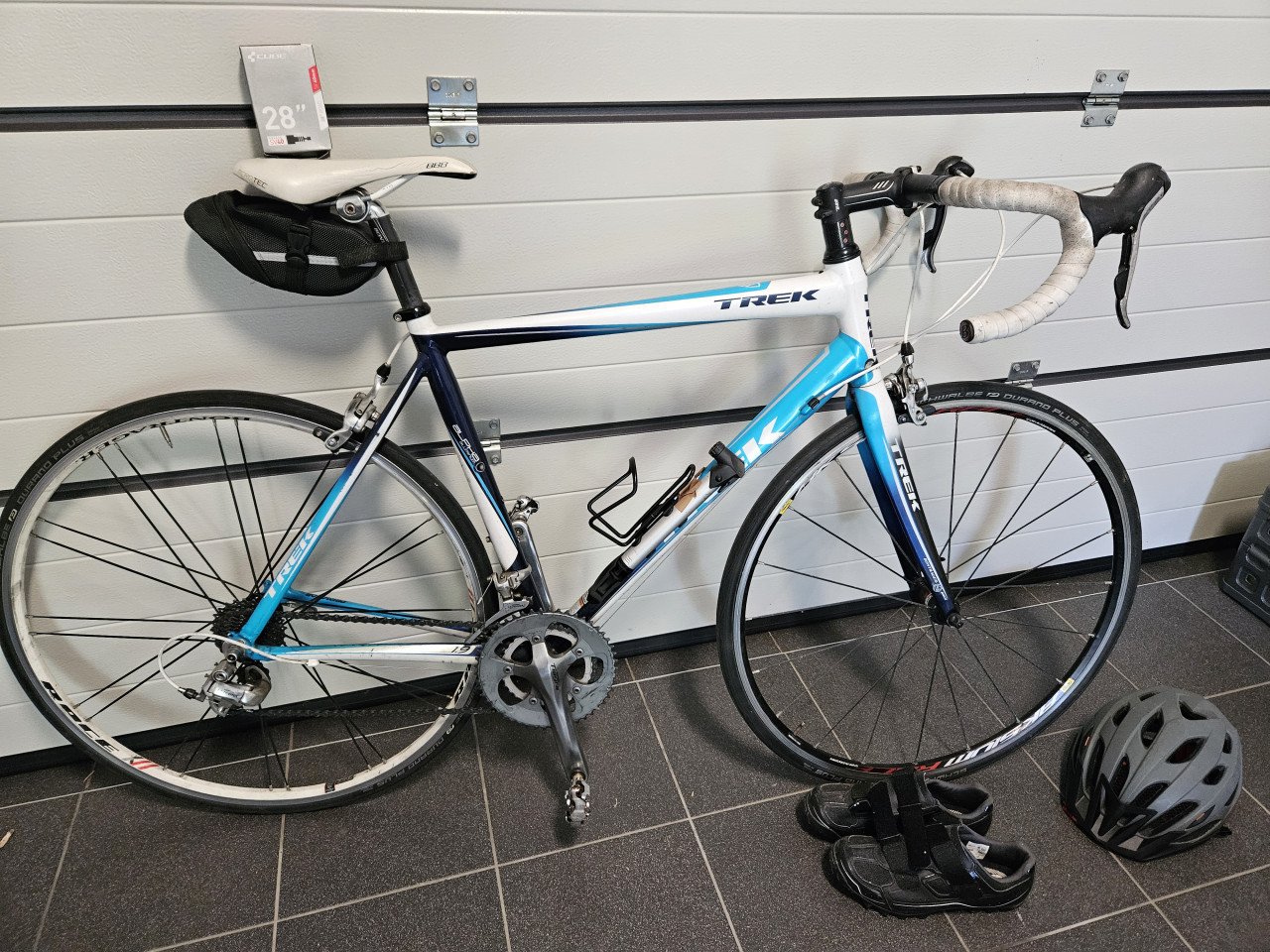 Koersfiets met benodigdheden