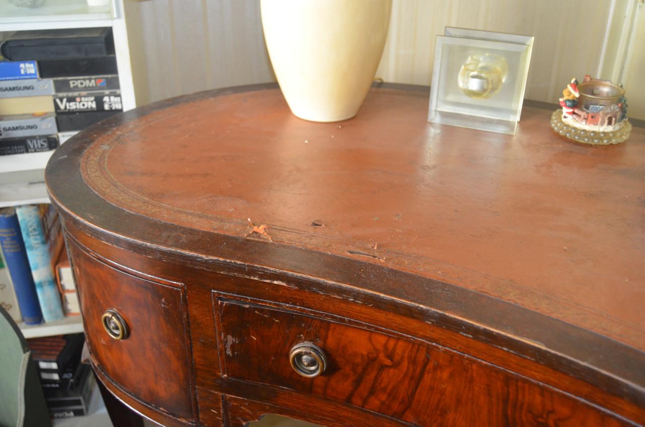 Antiek bureautje waar wat werk aan zit, niks ernstigs t.e.a.b.