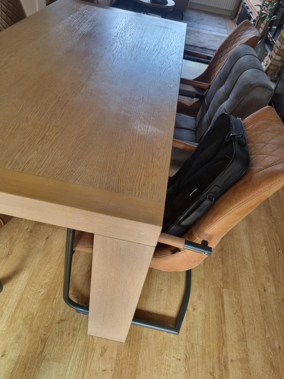 Lichte eettafel