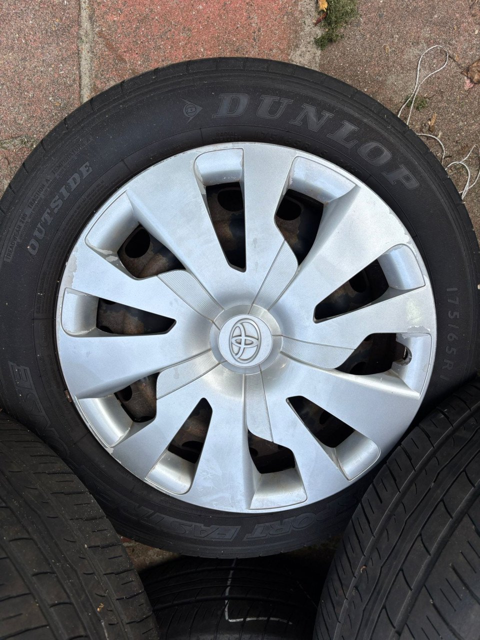 Toyota velgen met zomerbanden en bandenspanning detectie