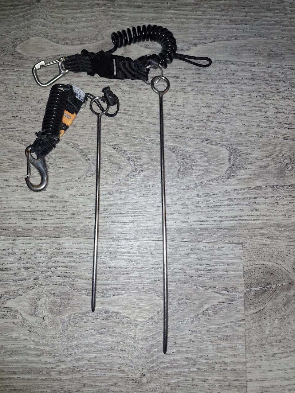 2 spiraalsnoeren met rvs musketonhaken en custom made rvs pennen
