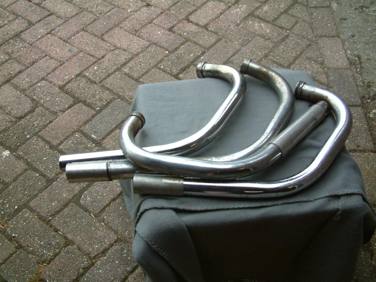 Honda bol dor 4 in een uitlaat   en 2 in 1 uitlaat  4 bochten en 2 dempers