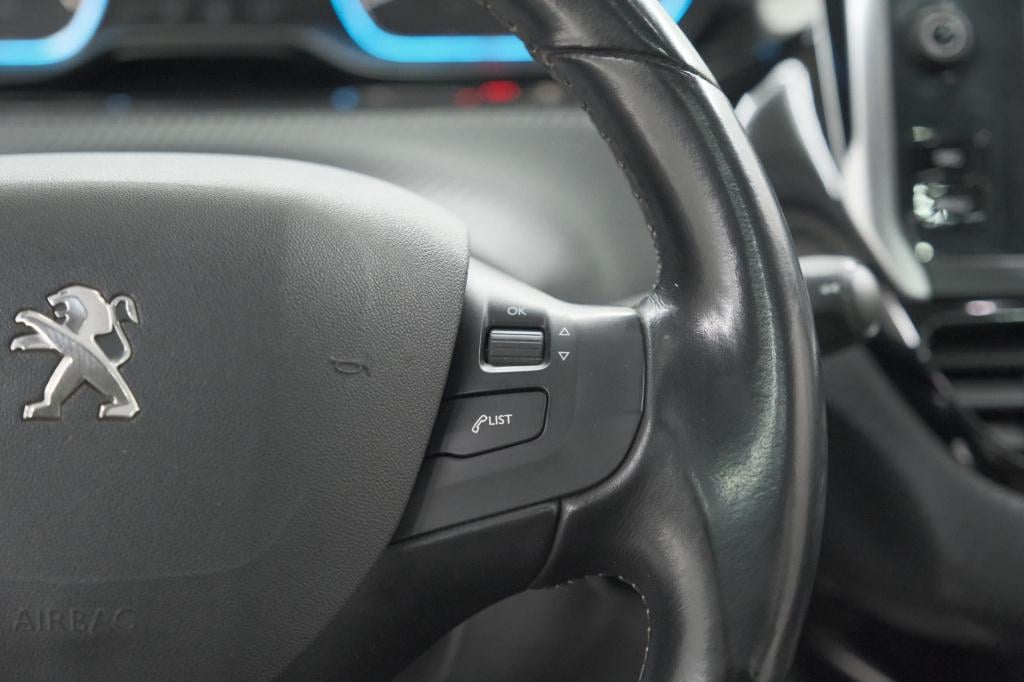 Peugeot 2008 puretech 110 allure | panoramadak | apple carplay | navigatie 