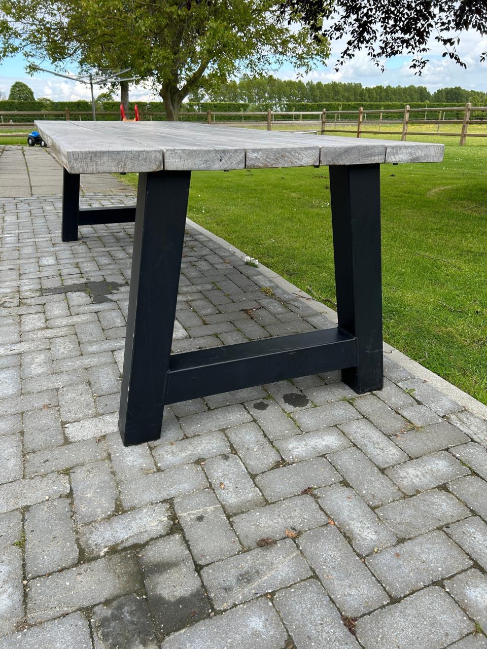 Padoek hardhouten tuintafel met stalen onderstel