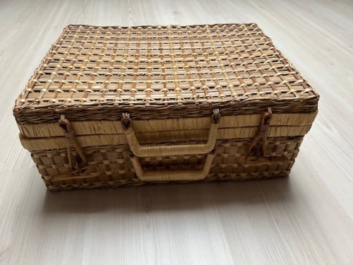 Mooi vintage rieten koffertje.