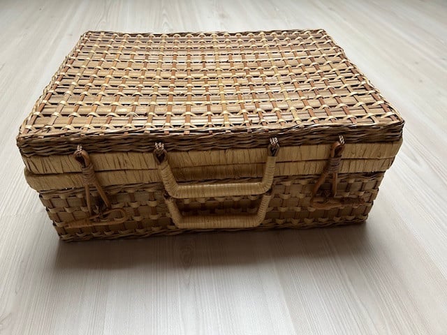 Mooi vintage rieten koffertje.