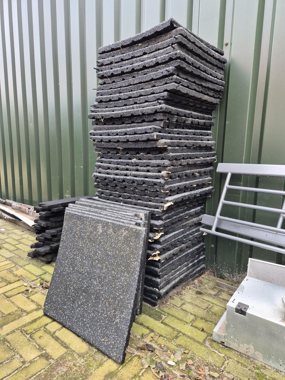 Rubber tegels 50x50 ca. 35 stuks