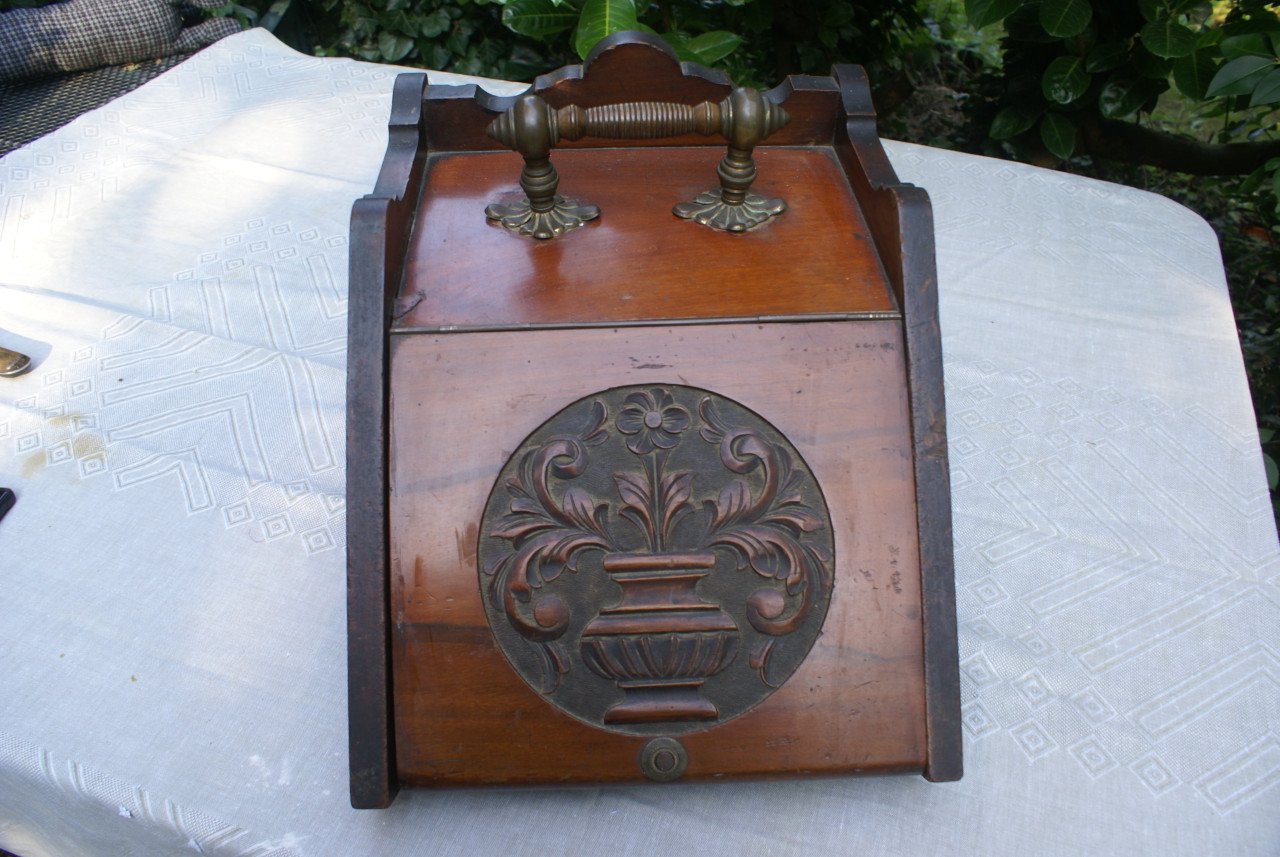 Houten kolenbak met schep