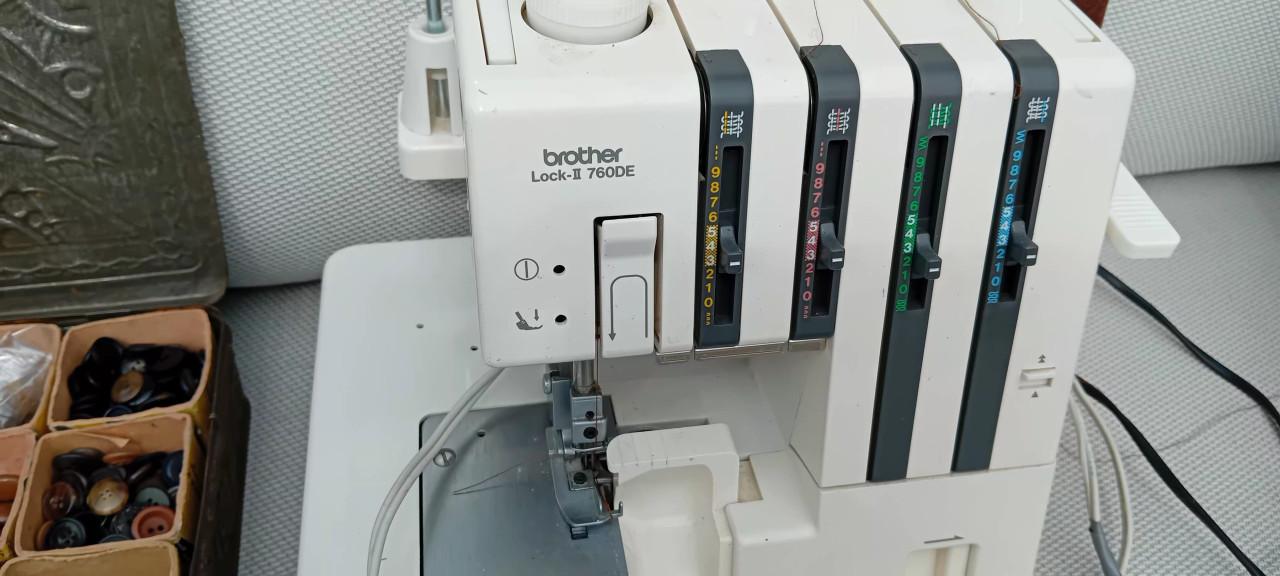 Naaimachine Brother lock 11 met knopendoos