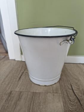 Prachtige witte emaille emmer met hengsel en blauwe rand.