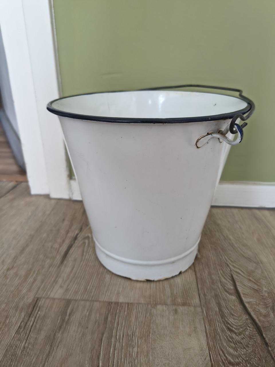 Prachtige witte emaille emmer met hengsel en blauwe rand.