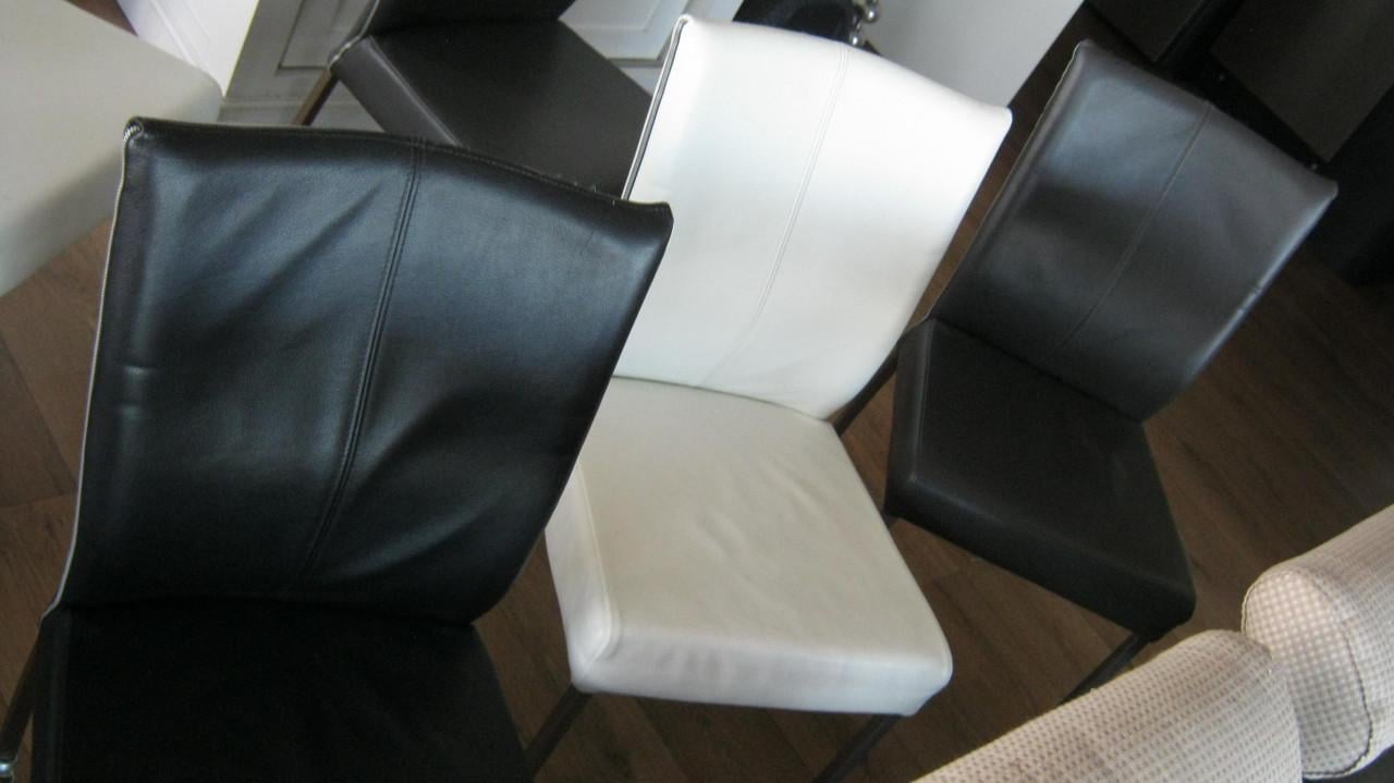 TE KOOP 6X LEREN EETKAMER STOELEN OP WIELTJES  ALLE 6 VOOR 50 EURO
