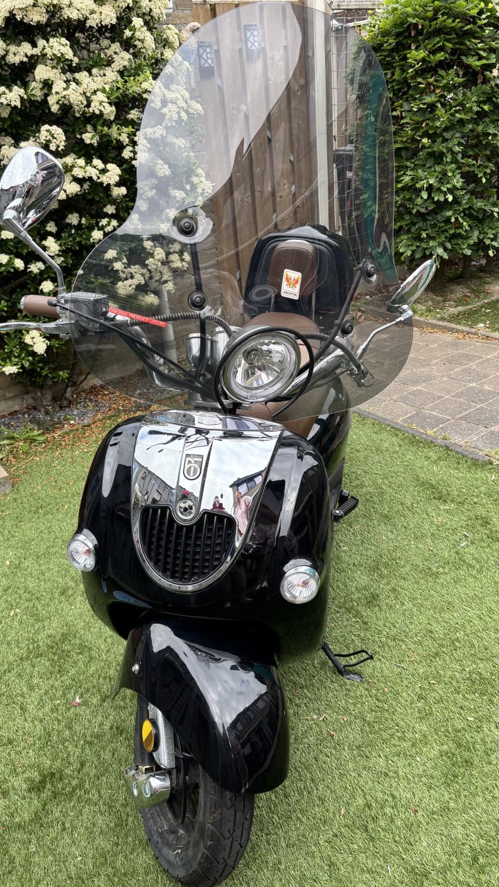 Grande retro scooter