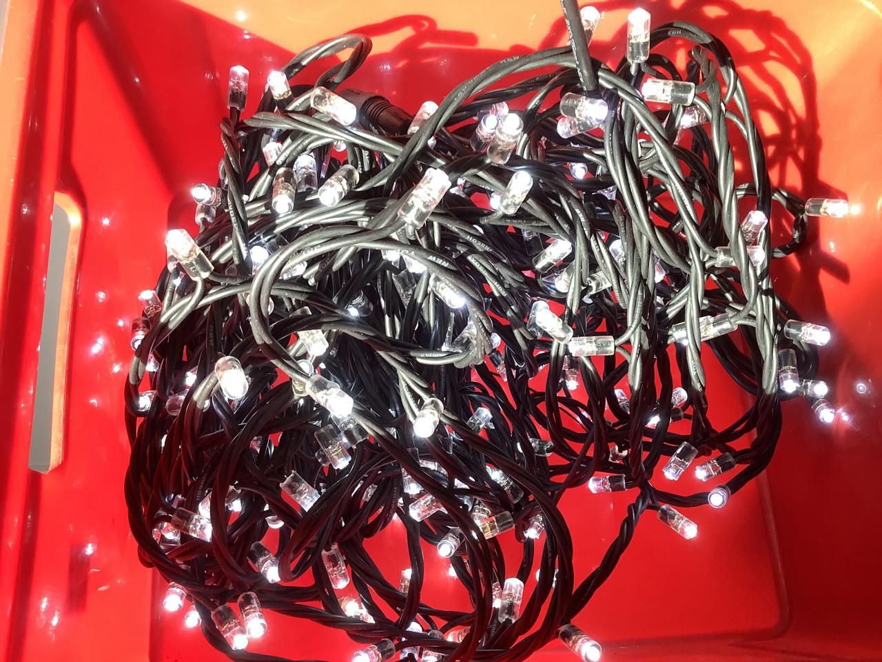 Volle doos met Kerstspullen, ballen, buitenverlichting. Alleen op te halen.