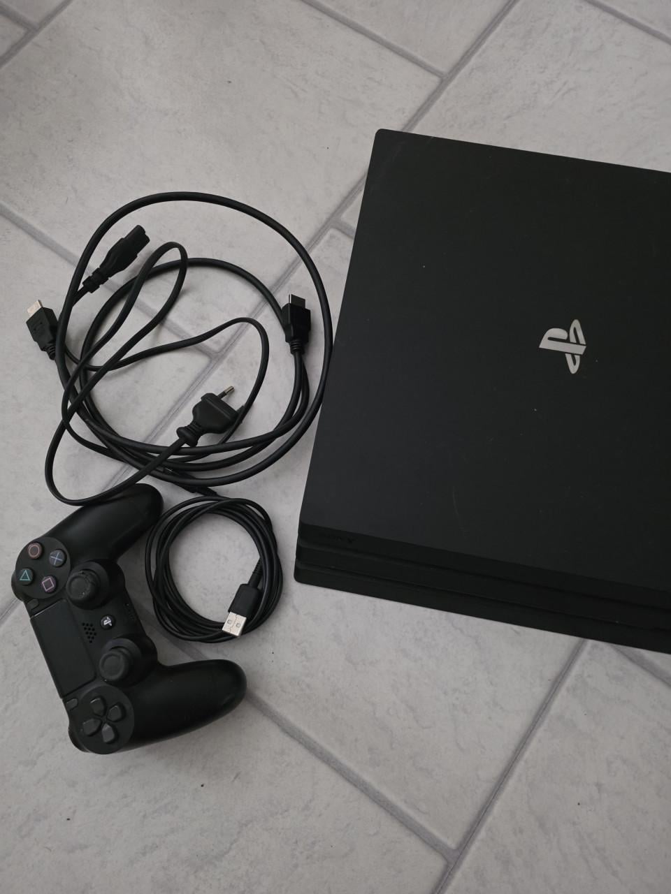 Te koop ps4 pro met 3 spelletjes
