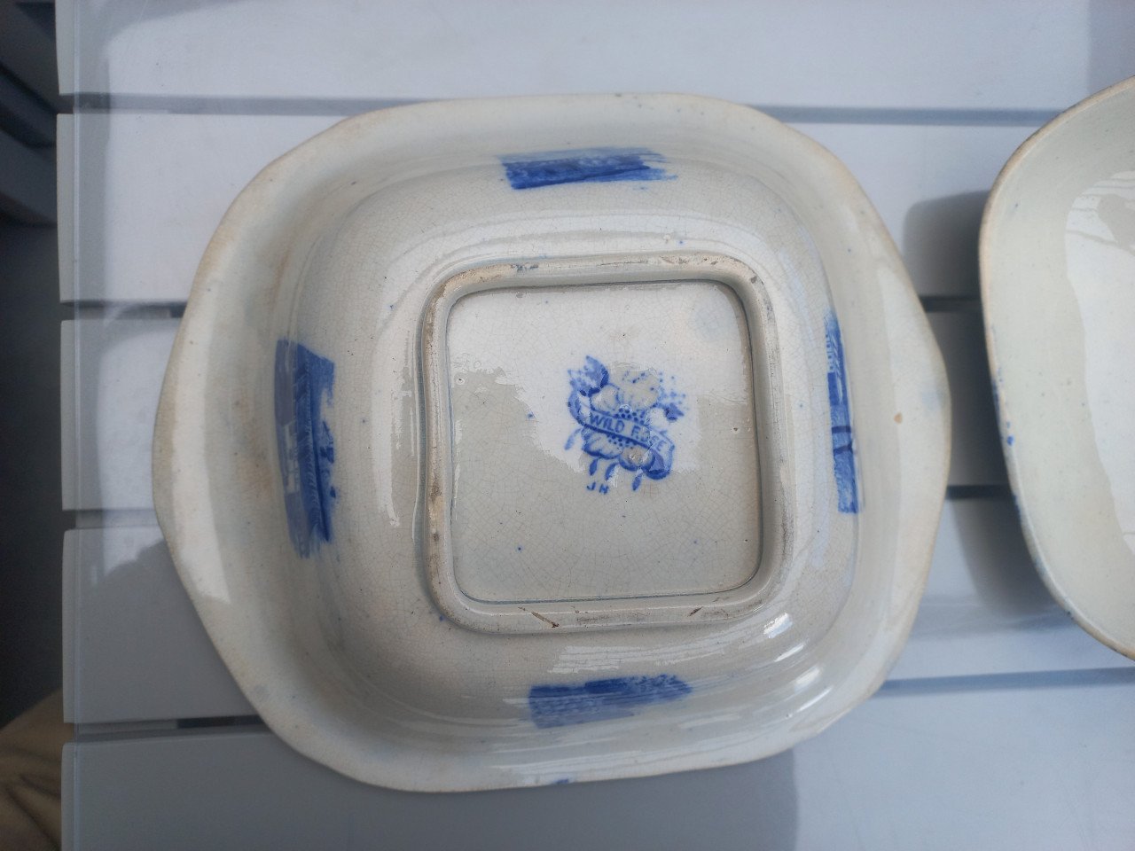 Een prachtig en zeldzaam soepterrine en deksel uit 18e eeuw