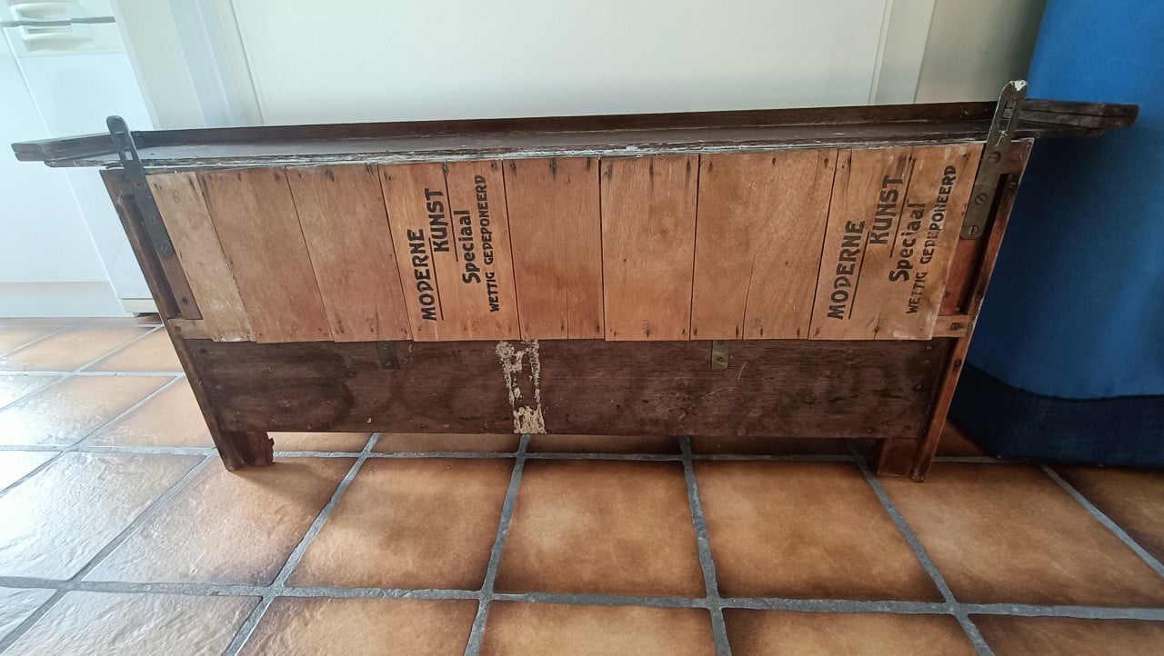 Antieke houten kapstok met oude tegeltjes (onbekend of het Delfsblauw is).