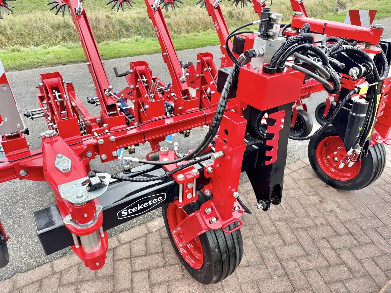 Jong gebruikte Steketee Ec weeder camera gestuurde schoffelmachine 6x50 cm