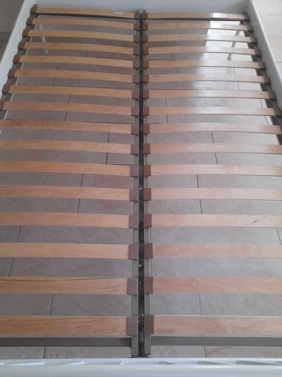 Wit metalen bed 140 x 200 (in goede nette staat )