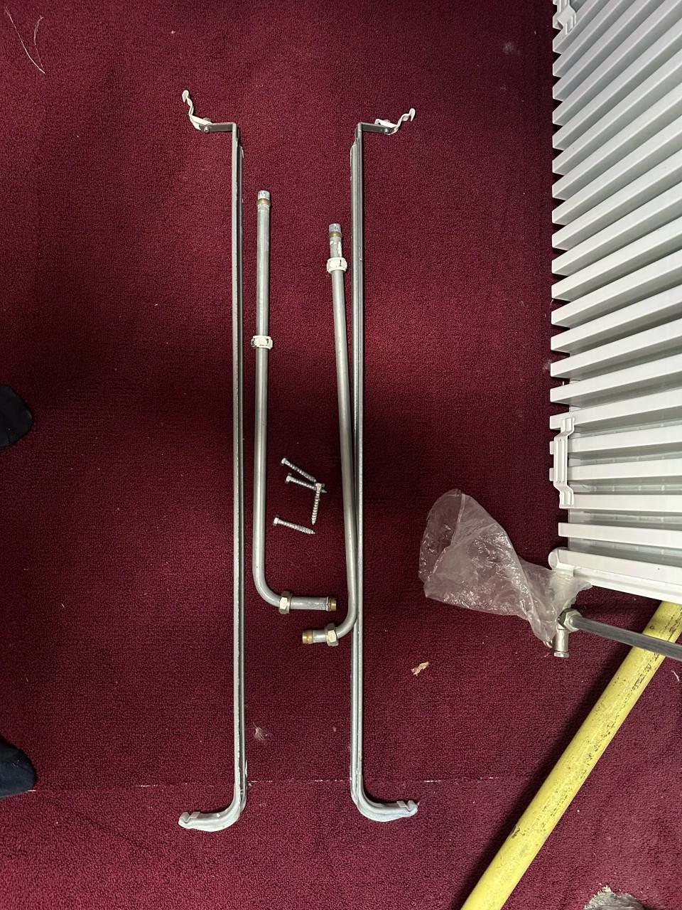 Te koop zo goed als nieuwe radiator met aansluitingen en beugels