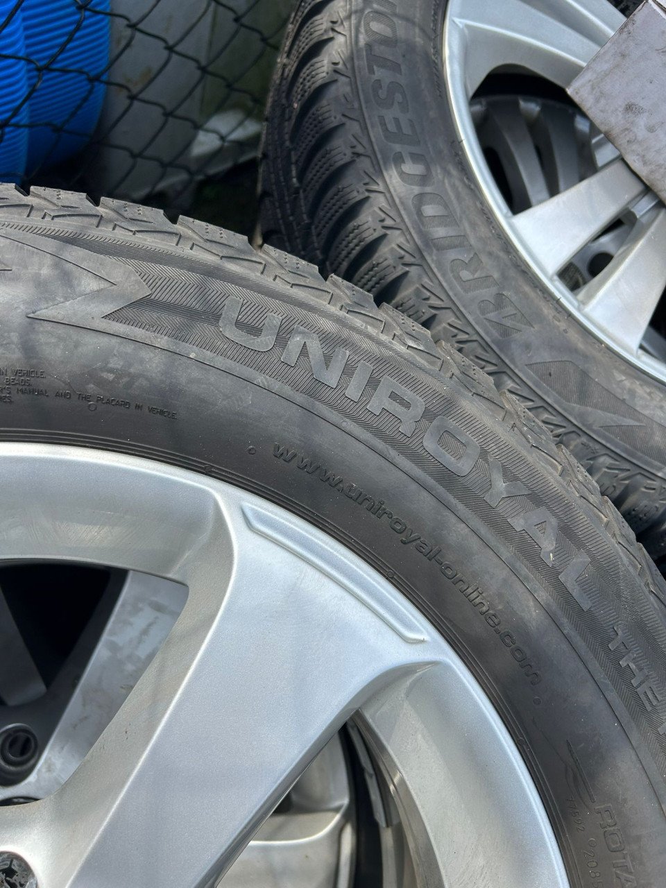 VOLKSWAGEN ALUMINIUM VELGEN MET UNIROYAL WINTER BANDEN