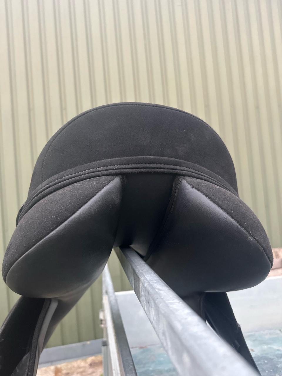 Thorowgood Veelzijdigheidszadel 17,5 inch.