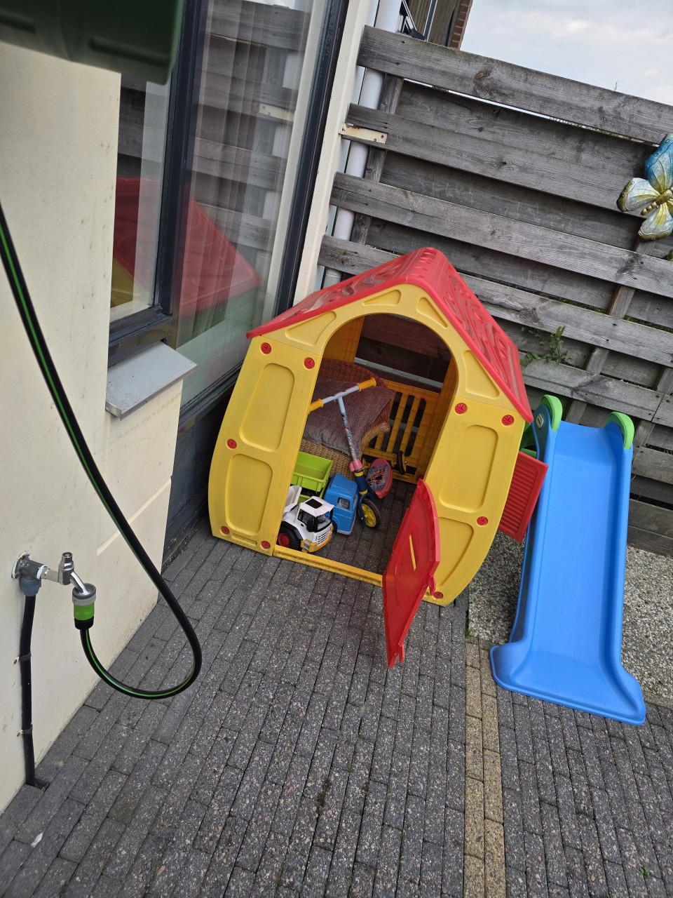 Speelhuisje buiten