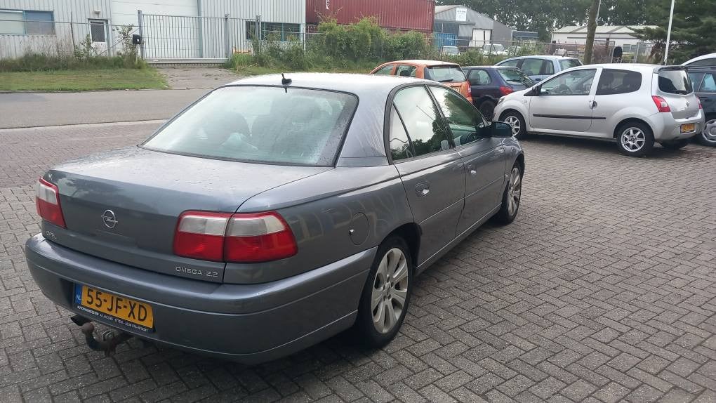 Opel Omega 2.2 16V Business Edition sedan automaat !!!! bj:2002 airco