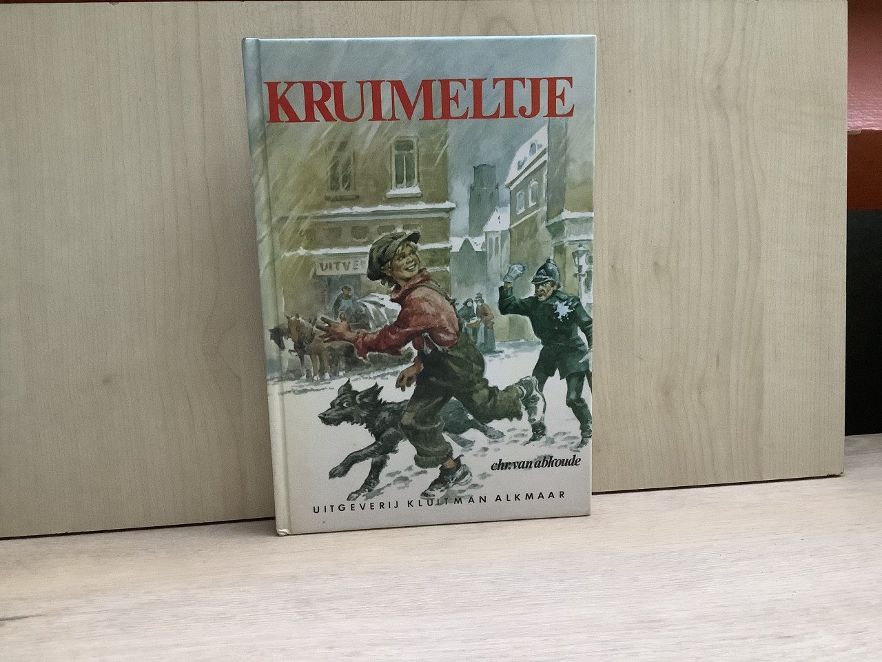 Stapeltje boeken te koop aangeboden, van alles wat.