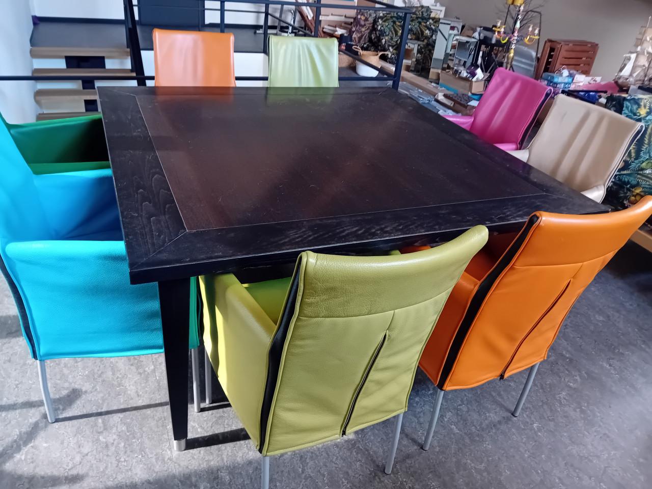 8 leren stoelen