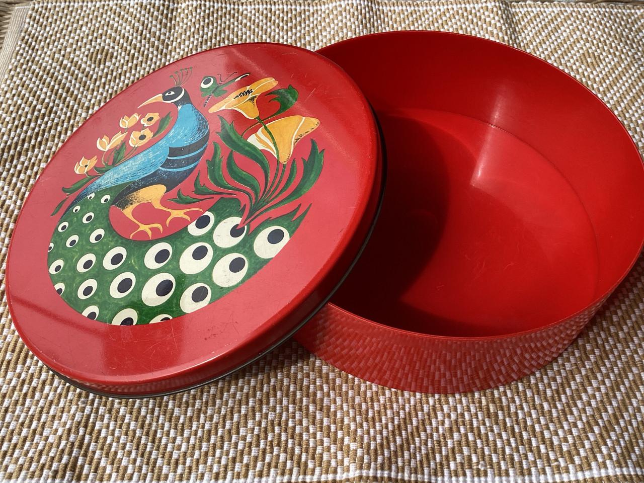 Plastic doos, tinnen deksel