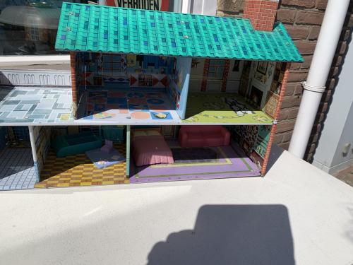 Metalen poppenhuis