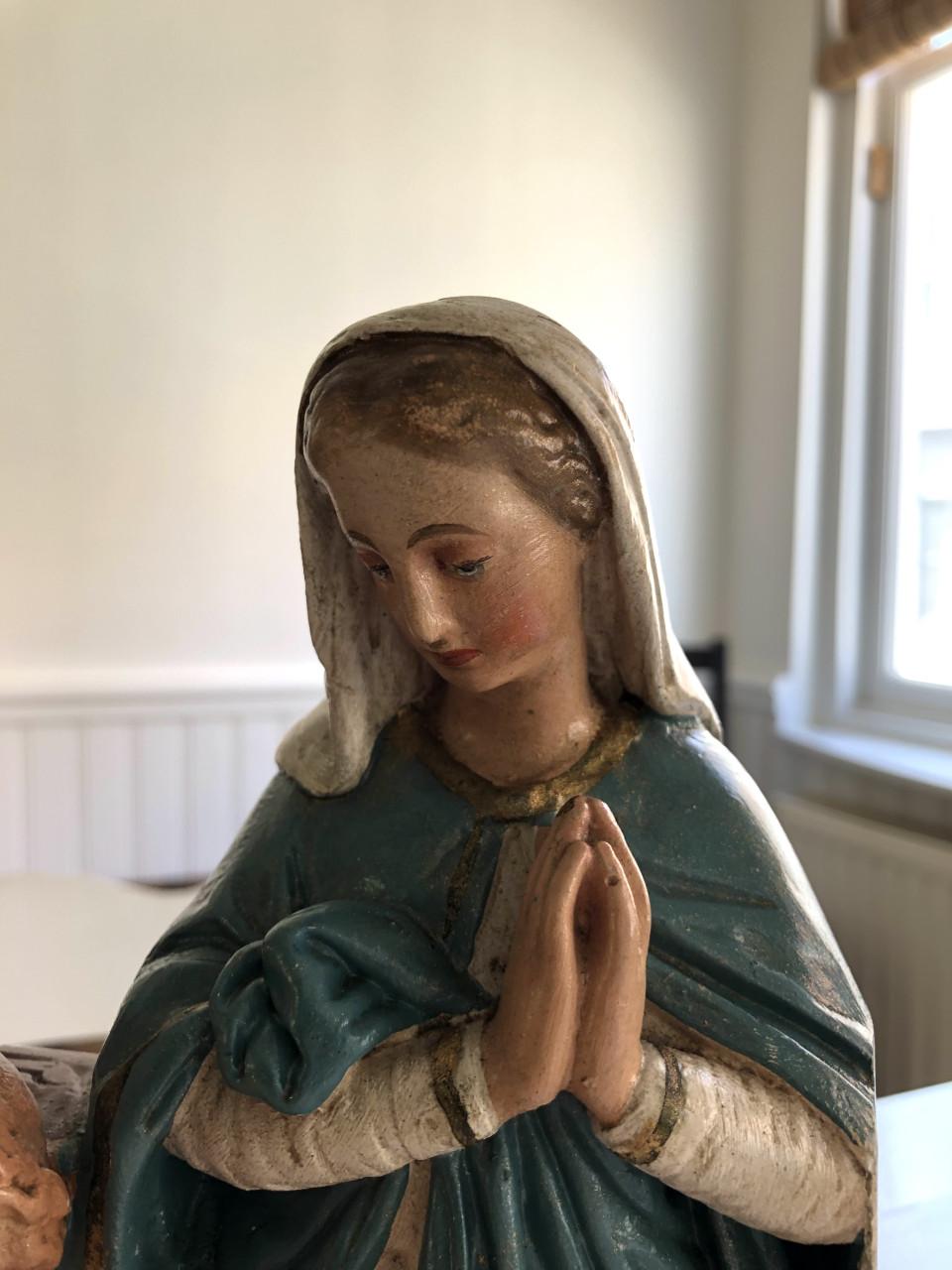 Mooi oud brocante heilig familiebeeld met Maria, Jozef en kindje Jezus