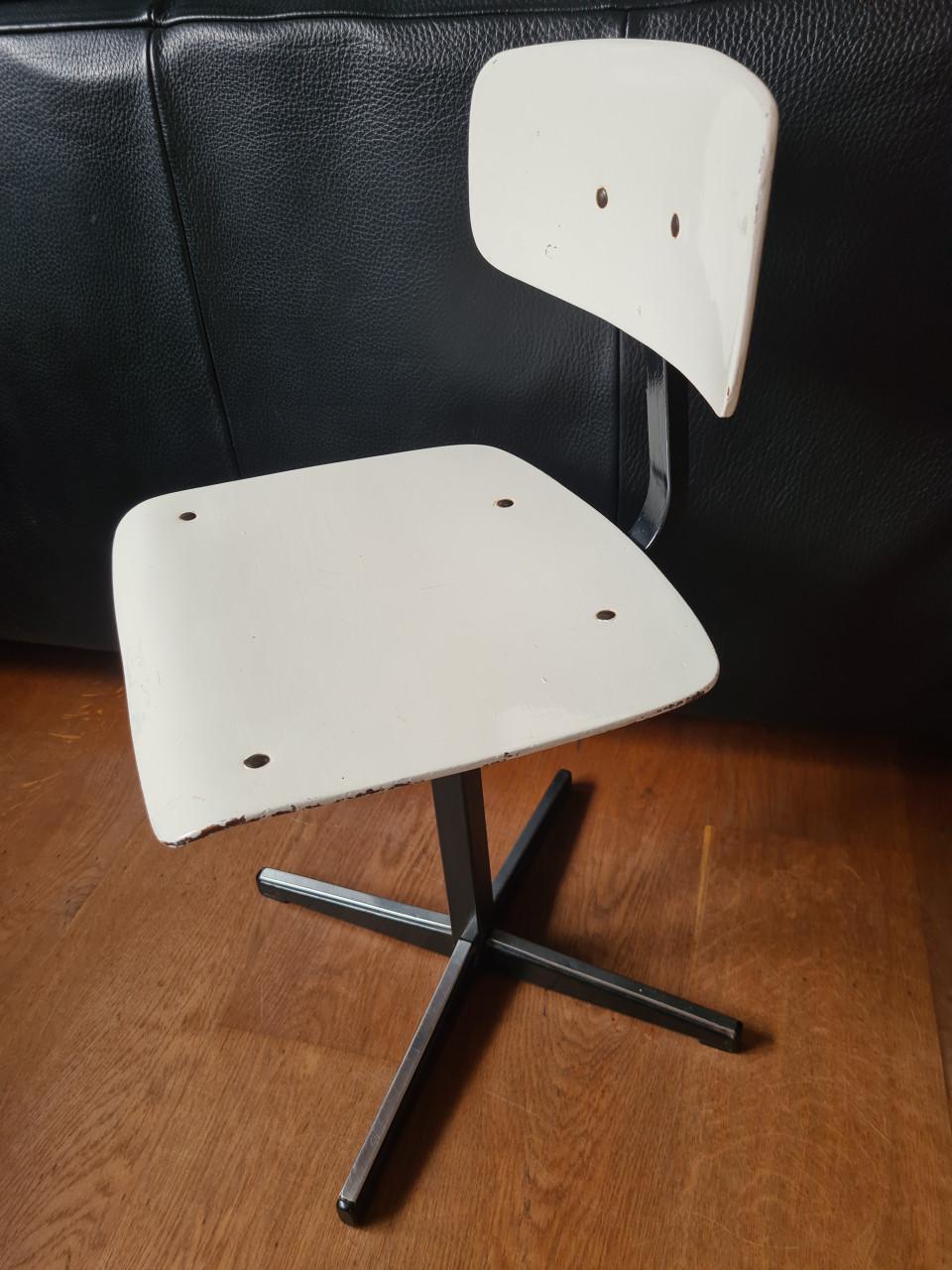 Leuk en handig kindertafeltje met bijpassend stoeltje hout / metaal