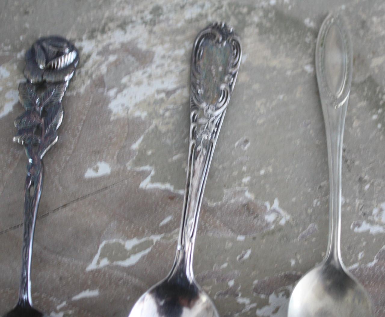 3 verzilverde lepeltjes gemerkt