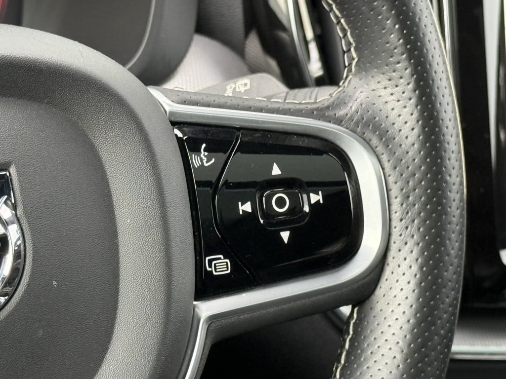 Volvo XC60 t8 390pk recharge r-design| panodak| luchtvering| trekhaak| came