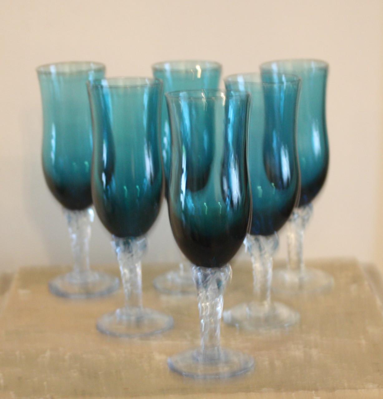 Set van 6 mooie blauwe glaasjes me gedraaide poot