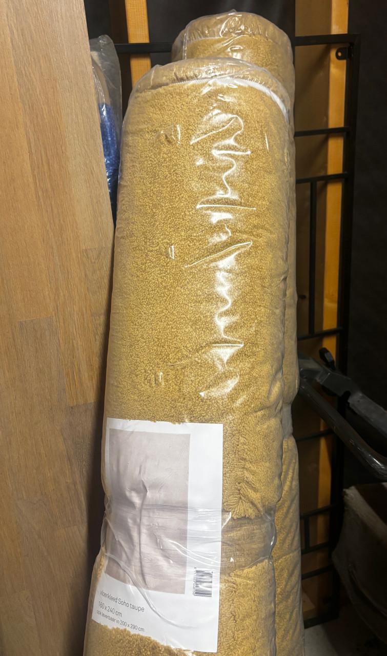 Nieuw vloerkleed goudgeel