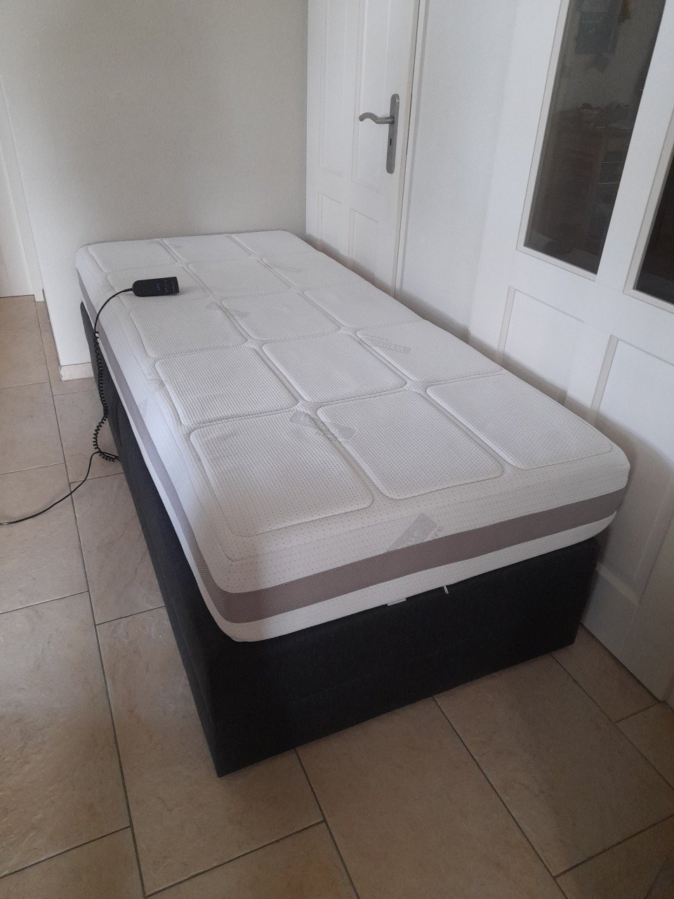 Elektrisch verstelbare Boxspring 90 x 200 (in goede  nette staat )