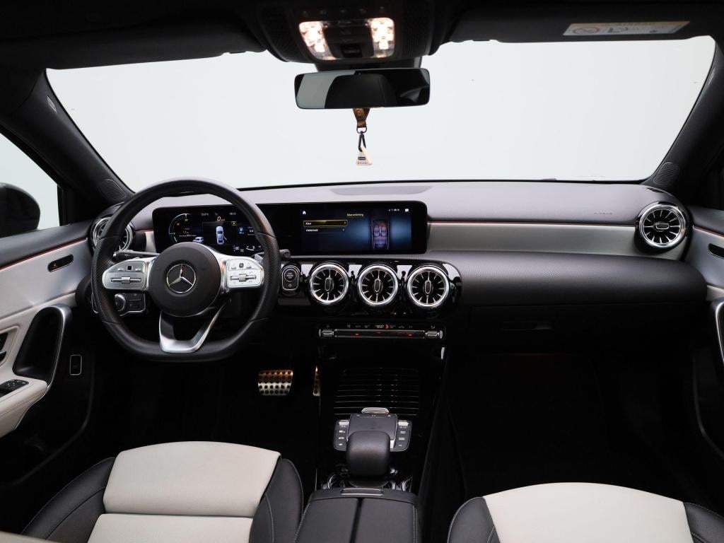 Mercedes-Benz A-Klasse 250 premium | automaat | panorama dak | virtual cock