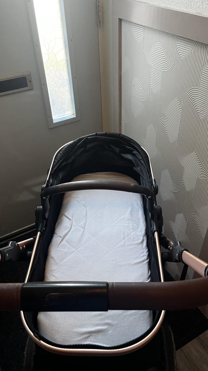Mooie rosegoude kinderwagen