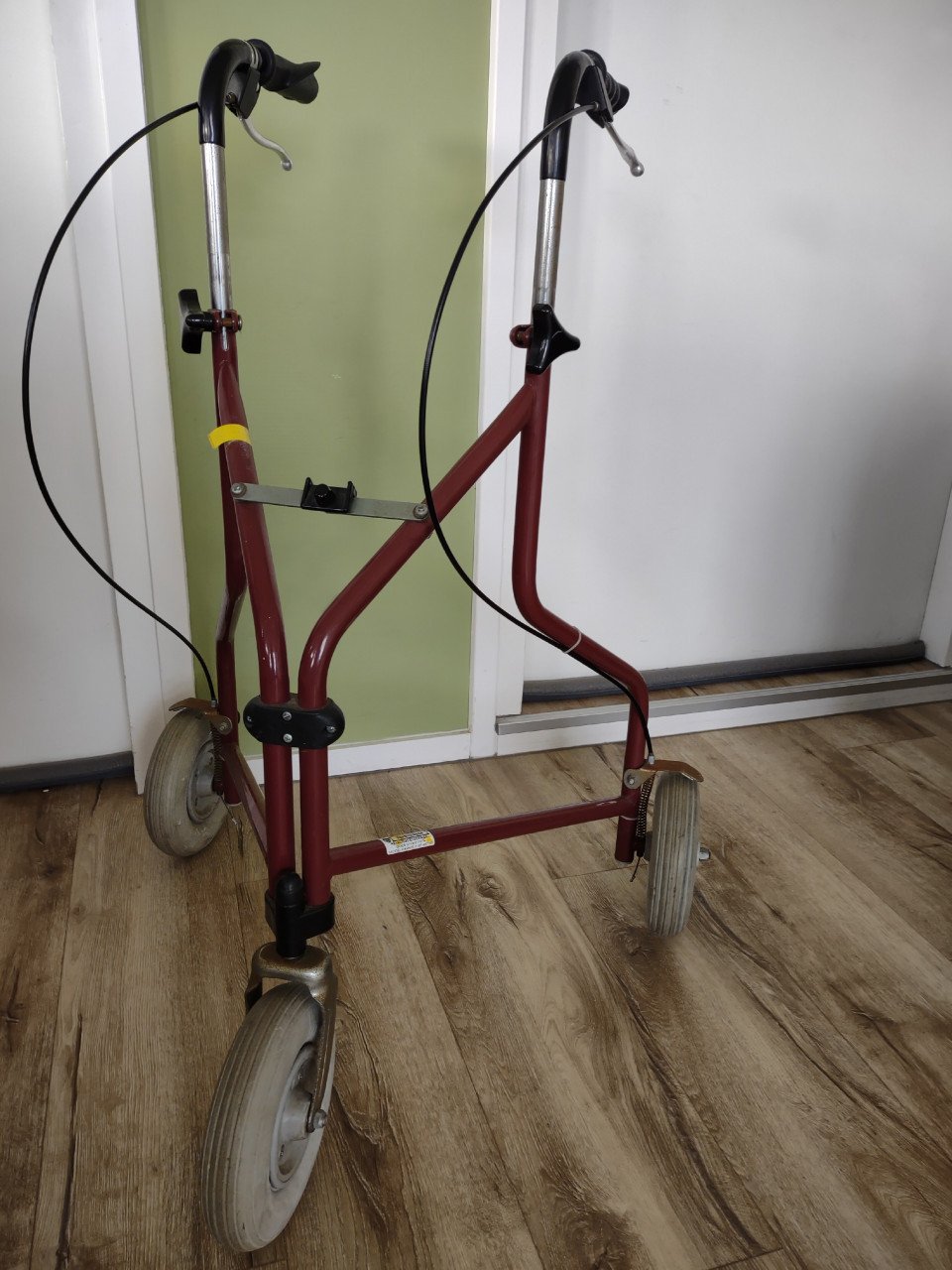 Stevige opvouwbare rollator, rood. Inklapbare rollator, kar.