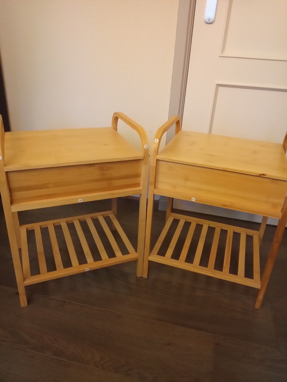 Twee nachtkastjes