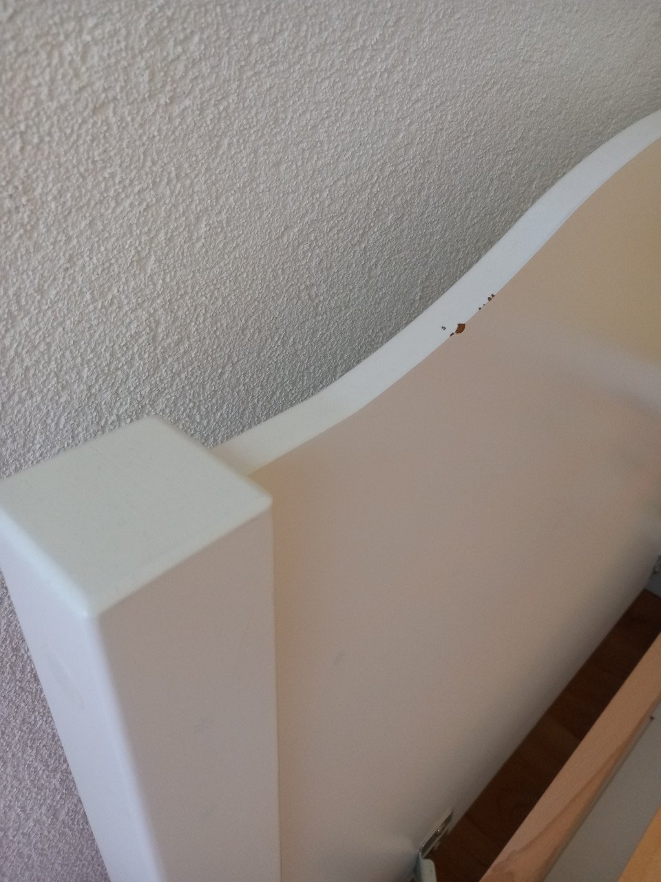 Massief houten bed met lade en hartjesdetail